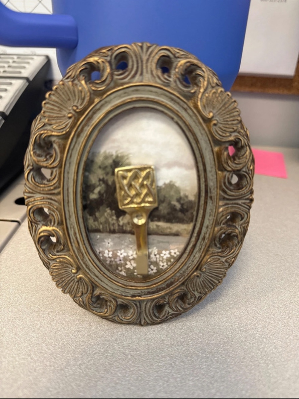 Vintage-Style Ornate Oval Picture Frame in Antique Gold